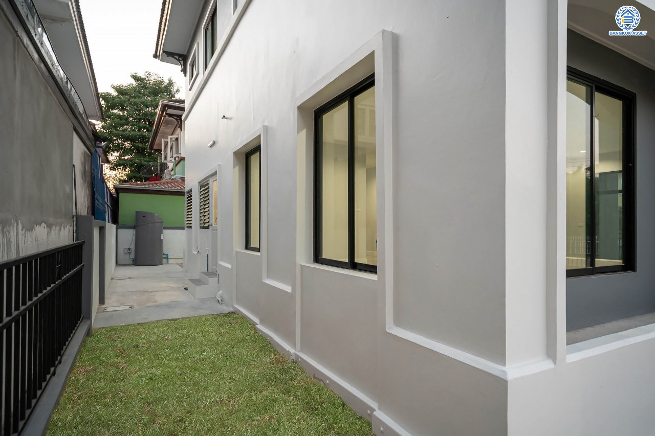 บ้านมือสองตกแต่งใหม่ แบรนด์ LH โครงการ ชัยพฤกษ์ วัดลาดปลาดุก ตอบโจทย์ทุกการอยู่อาศัย เนื้อที่ 106 ตร.ว. พื้นที่ใช้สอยมากถึง 225.5 ตร.ม. ฟังก์ชัน 3 ห้องนอน 4 ห้องน้ำ 1 ห้องแม่บ้าน จอดรถได้ 2 คัน บนทำเลดีที่สุด! ใกล้เซ็นทรัลเวสต์เกต ทางด่วน "กาญจนาภิเษก" และรถไฟฟ้าสายสีม่วง "สถานีคลองบางไผ่"